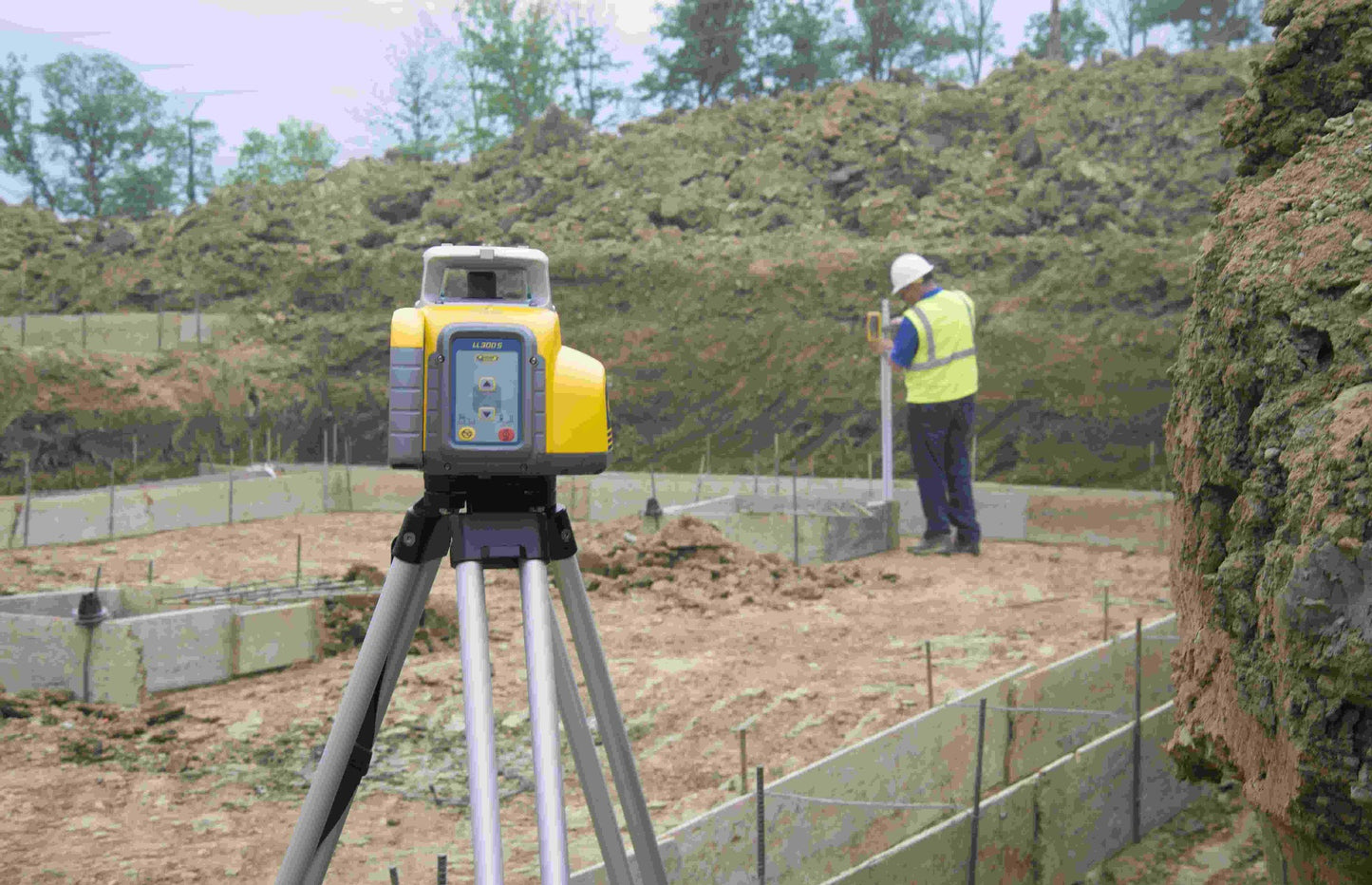 Spectra Precision LL300S Laser Level w/ HL450 Receiver